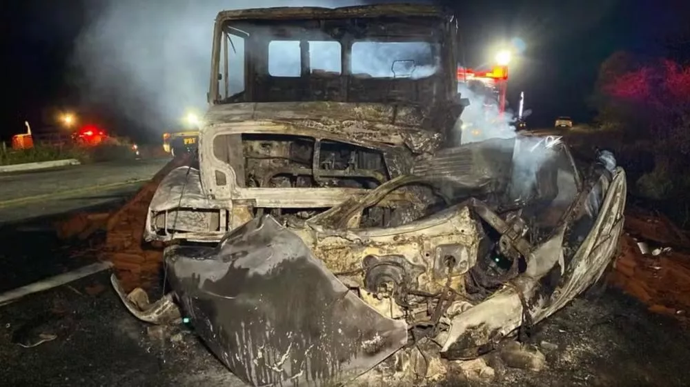 Homem natural de Patos morre carbonizado em grave acidente na BR-230, envolvendo carro e caminhão, nas proximidades de Pombal