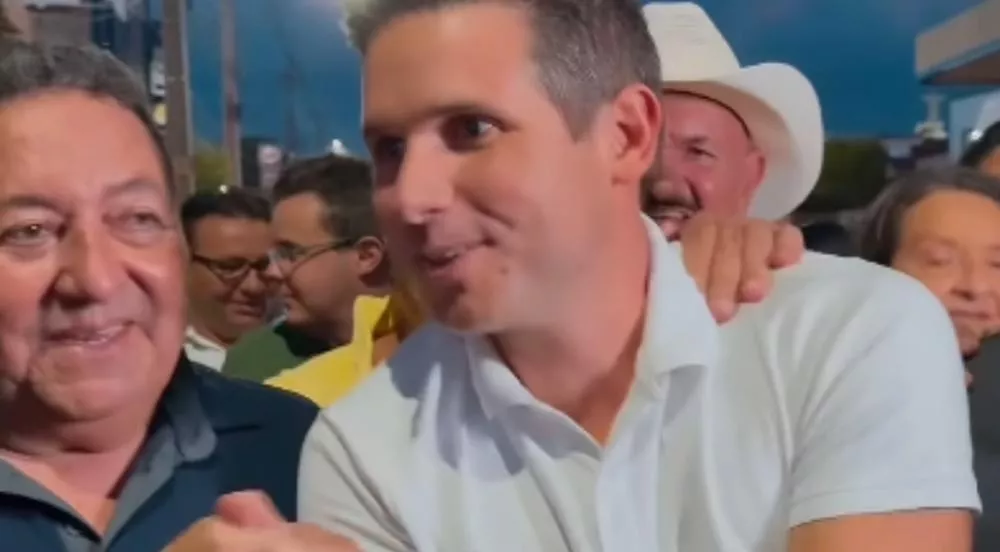 Hugo Motta é saudado como “governador” em Itaporanga e defende pesquisa para sucessão de João Azevêdo