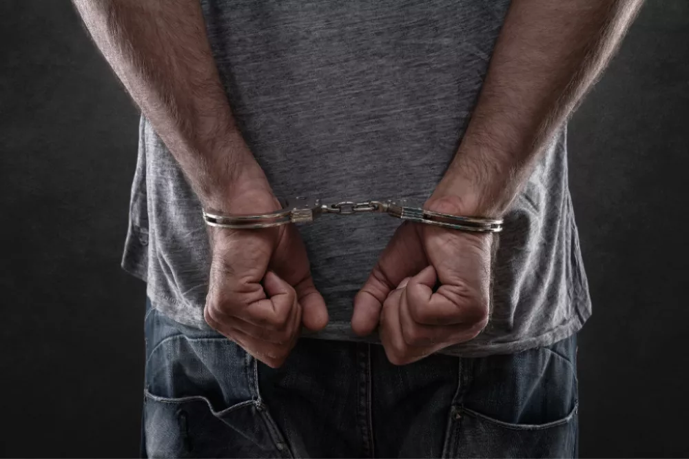 Polícia flagra homem com 47 pedras de crack escondidas em árvore na BR-230, em Santa Luzia