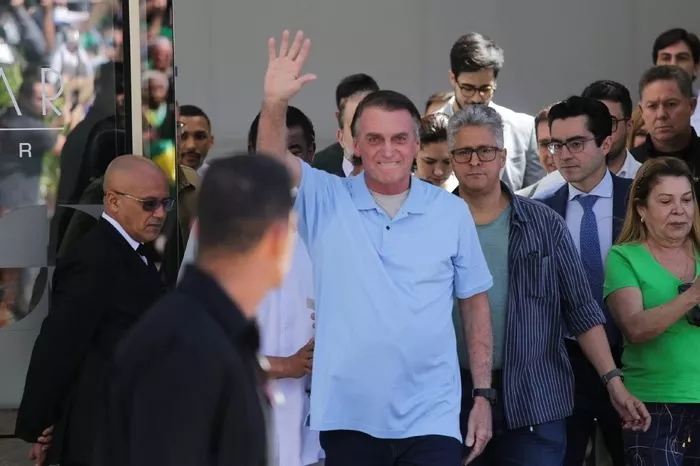 Bolsonaro recebe alta após 3 semanas internado e deixa hospital no DF. Vídeo