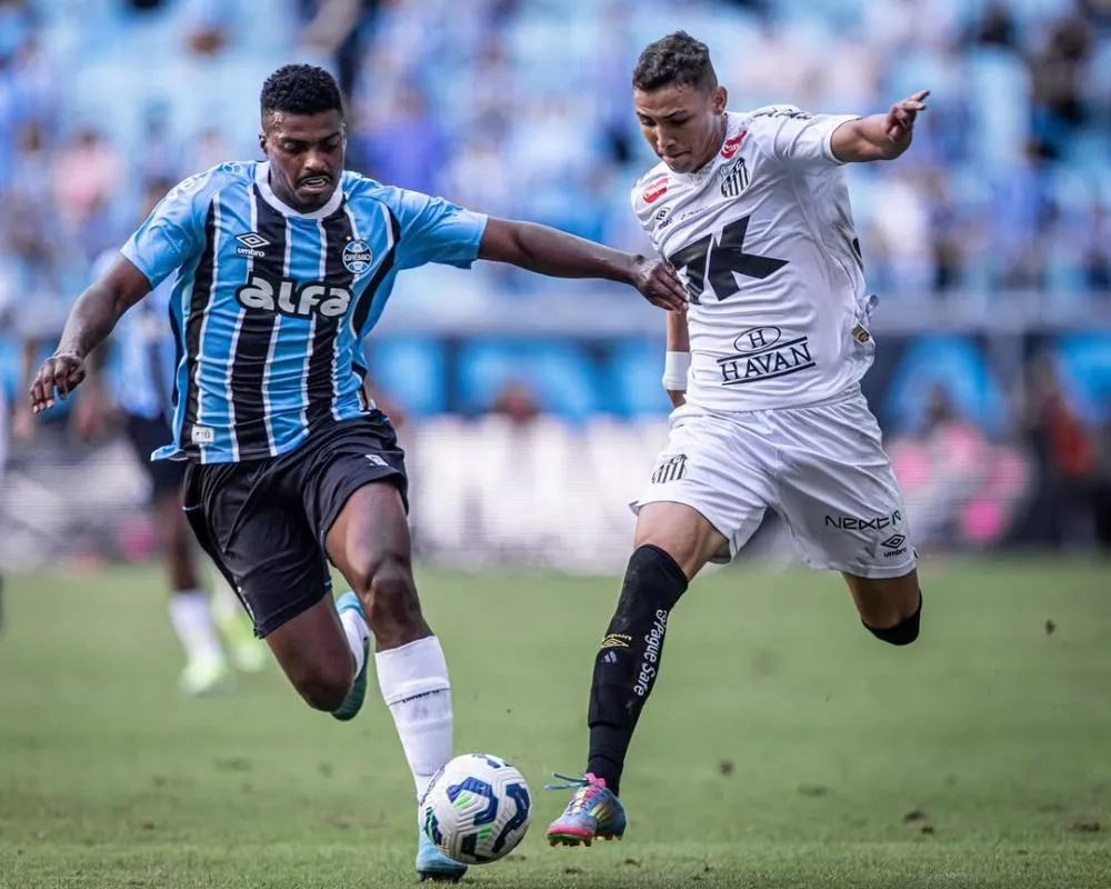 Grêmio vence Santos em 'duelo de desesperados' e deixa Z-4 do Brasileirão