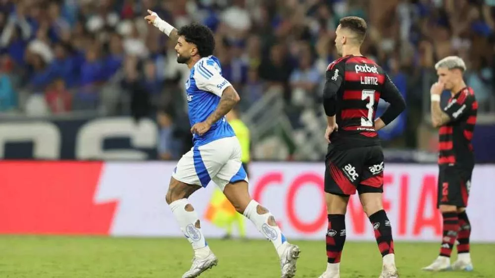Gabigol marca no fim, e Cruzeiro vence o Flamengo, que perde a liderança do Brasileirão