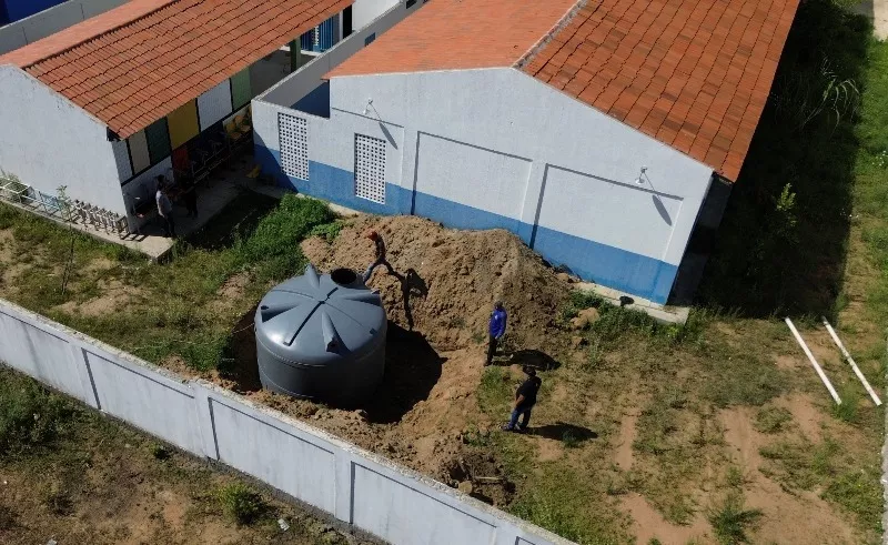 Secretaria de Agricultura instala cisterna de 16 mil litros na Escola Nina Nóbrega, no Campo Comprido