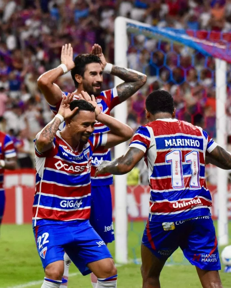 Deyverson e Marinho brilham, Fortaleza goleia Colo-Colo e entra na zona de classificação da Libertadores