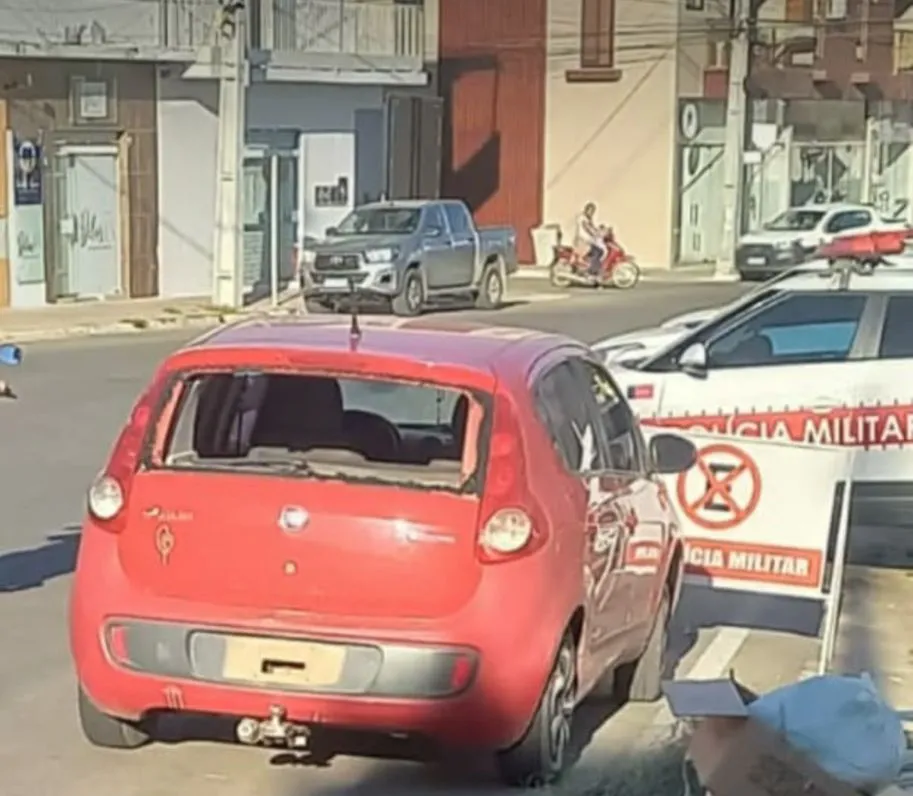 Carro é tomado de assalto e motorista é feito refém em Santa Luzia; veículo foi recuperado pela PM