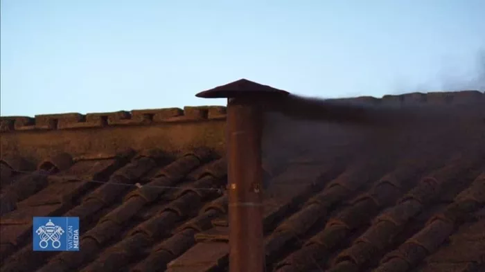 Fumaça preta surge e conclave não elege papa em 1ª votação