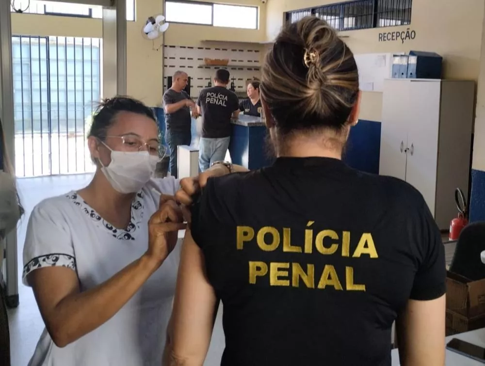 Saúde de Patos imuniza internas e agentes de segurança da Penitenciária Feminina
