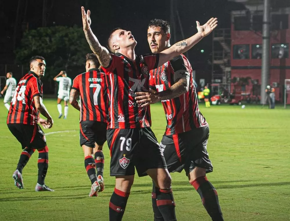 Vitória vira mesmo com um a menos por mais de 60 minutos e empurra Vasco para Z-4 do Brasileirão