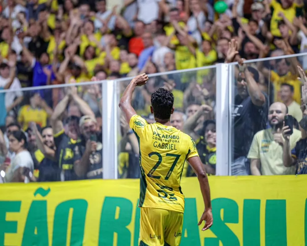 Depay perde pênalti com 'cavadinha', Corinthians sofre virada do Mirassol e segue distante dos líderes do Brasileirão