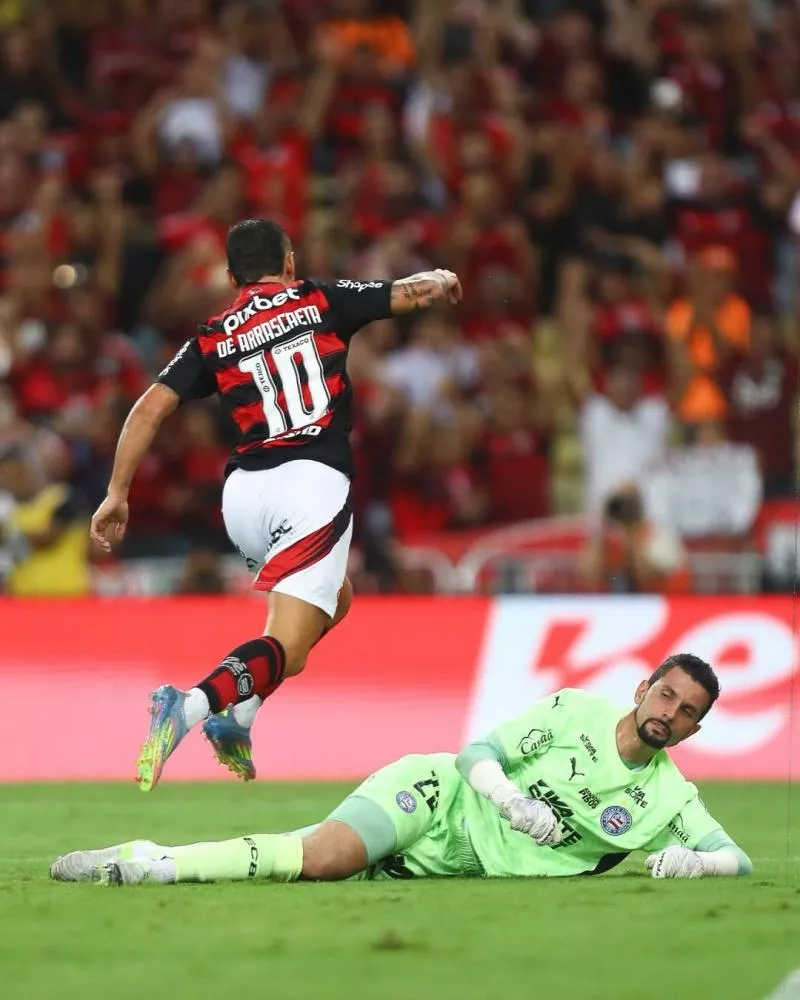 Flamengo vence Bahia com mais um gol de Arrascaeta e 'seca' Palmeiras para seguir líder do Brasileirão