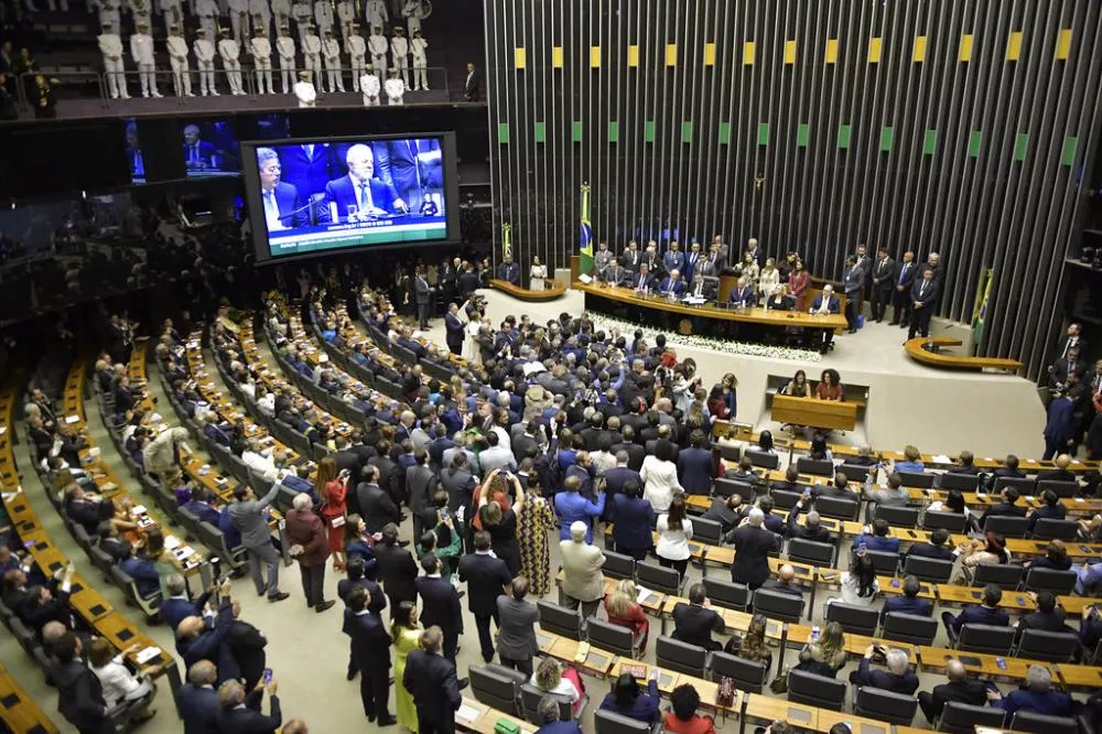 Proposta de aumento no número de deputados enfrenta resistência no Senado