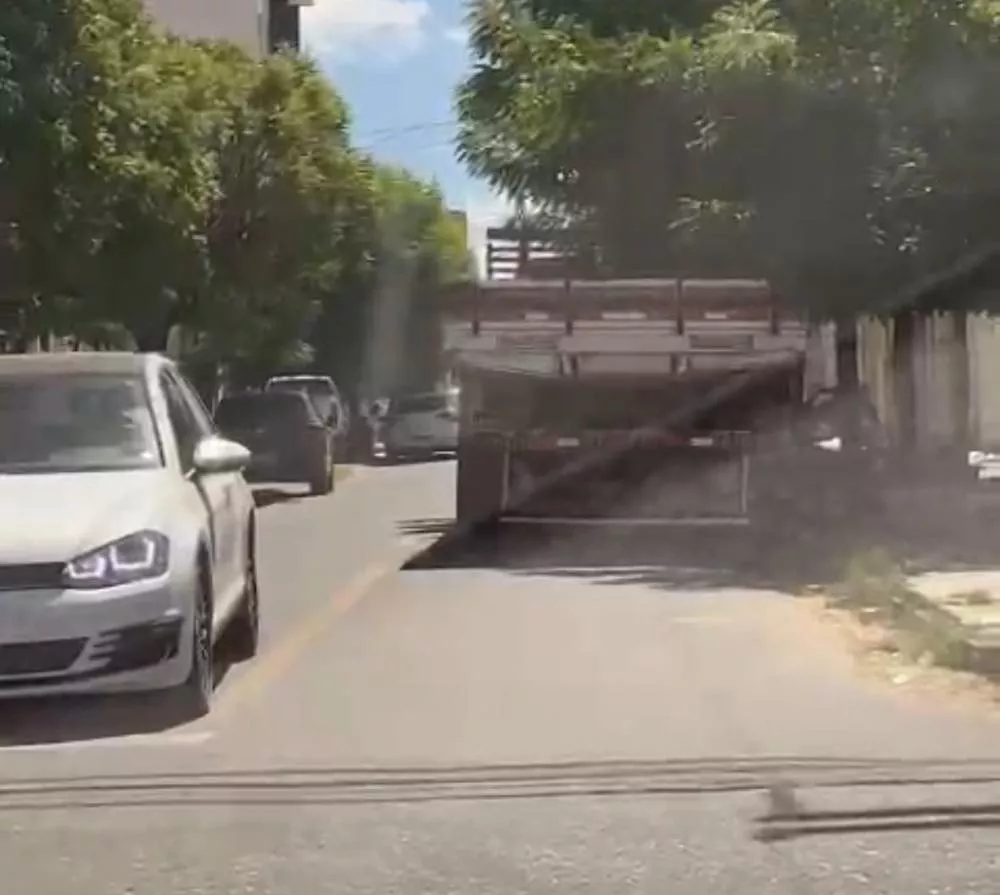 Morador denuncia bloqueio de via por caminhão estacionado na Rua Pedra Branca, em Patos, e cobra ação da STTRANS