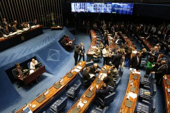 Senado discute, nesta quarta-feira (14), proposta que prevê o fim da reeleição para cargos executivos no Brasil