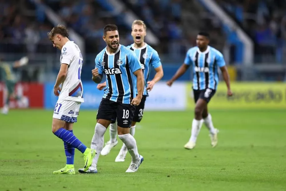 Grêmio empata com Godoy Cruz e se classifica na Sul-Americana, mas é vaiado pela torcida