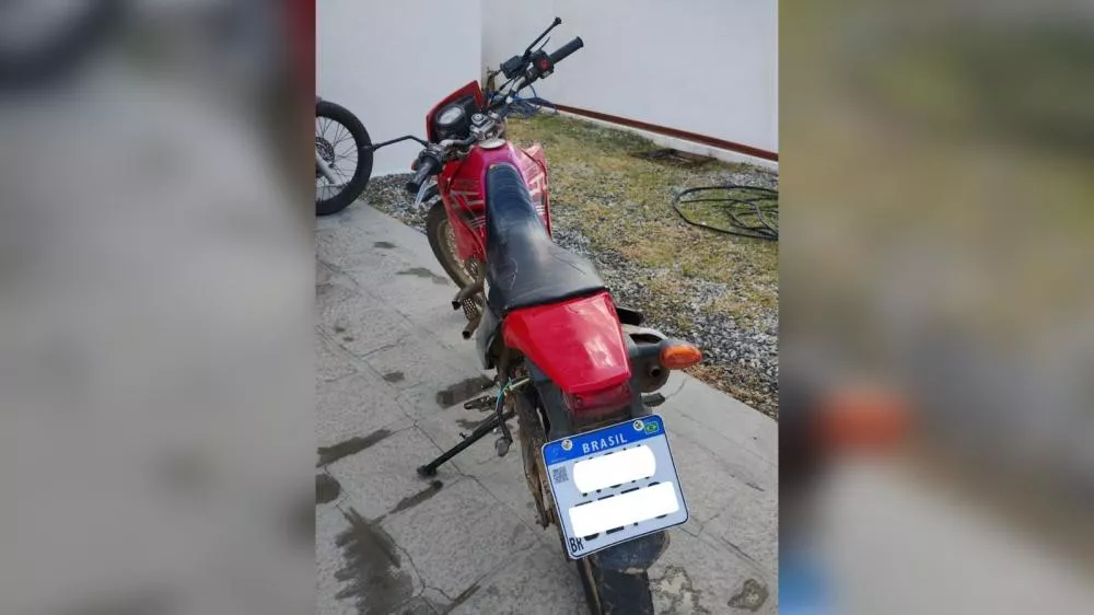 Dupla é presa pela PM após roubar motocicleta e colidir durante fuga em Patos