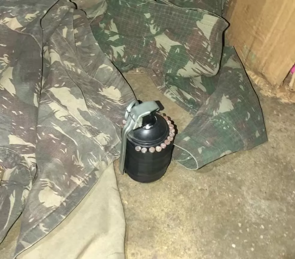 Granada é encontrada dentro de casa durante operação policial, em Bayeux