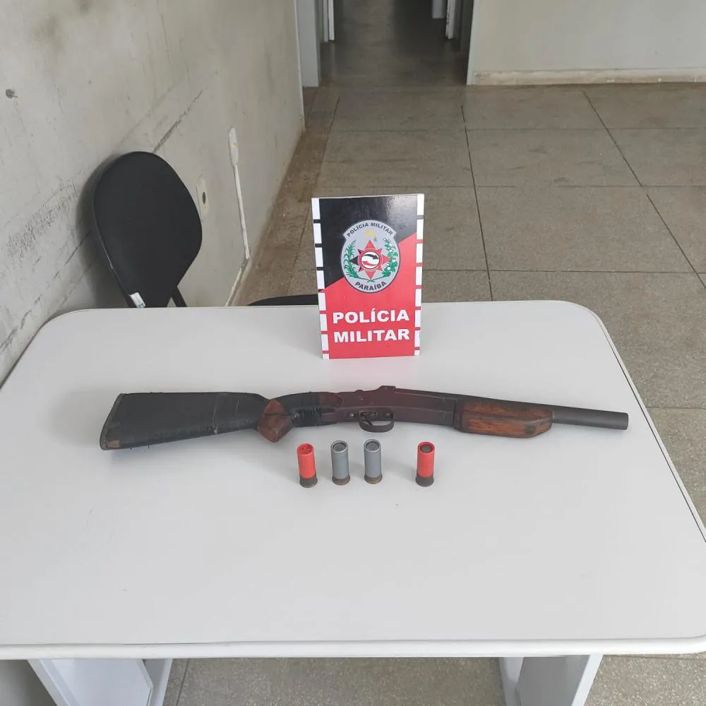 Homem é preso com espingarda após ameaçar companheira em Teixeira-PB