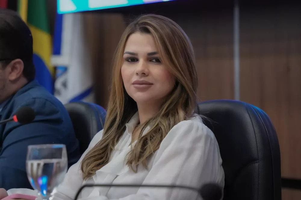 Vereadora Brenna Nóbrega apresenta explicação do secretário sobre cobrança da deputada Francisca Motta referente à Casa do Autista de Patos