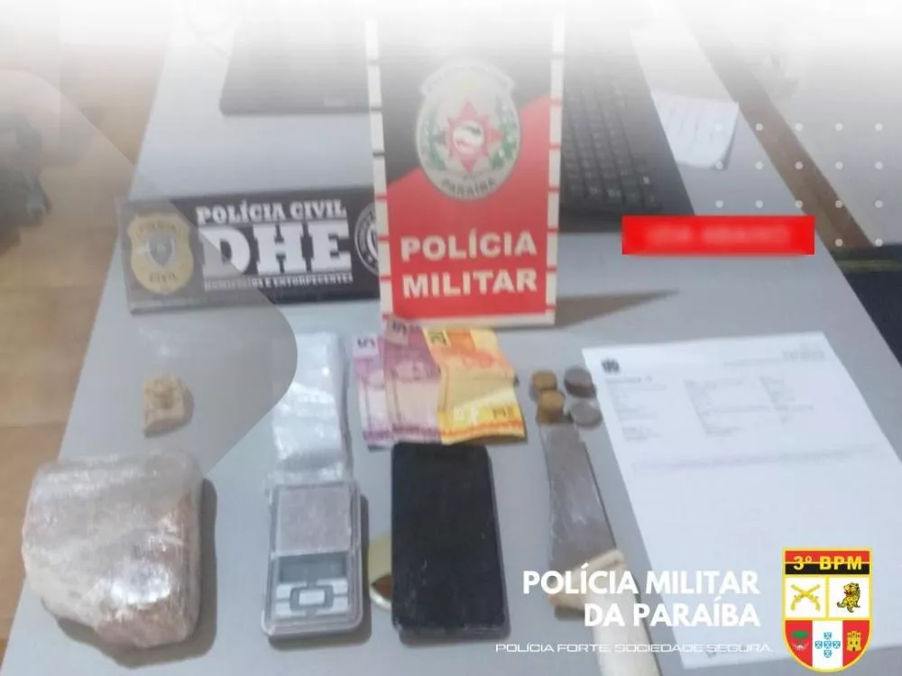 Polícia Militar apreende drogas e peças de motocicleta durante ação no bairro São Sebastião, em Patos