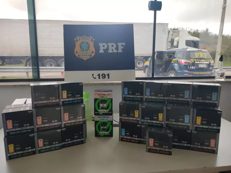 PRF apreende 230 unidades de cigarros eletrônicos em ônibus na BR-116, na BA; material seria entregue em Sousa-PB