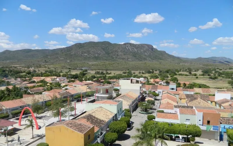 Prefeito de cidade do Sertão decreta estado de calamidade financeira, demite funcionários e suspende gratificações