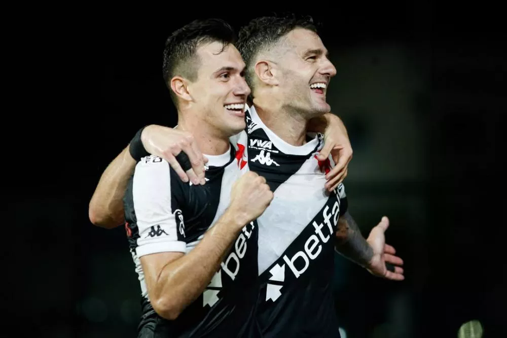 Vasco atropela Fortaleza com dois de Vegetti e deixa Z-4 do Brasileirão na volta de Diniz a São Januário
