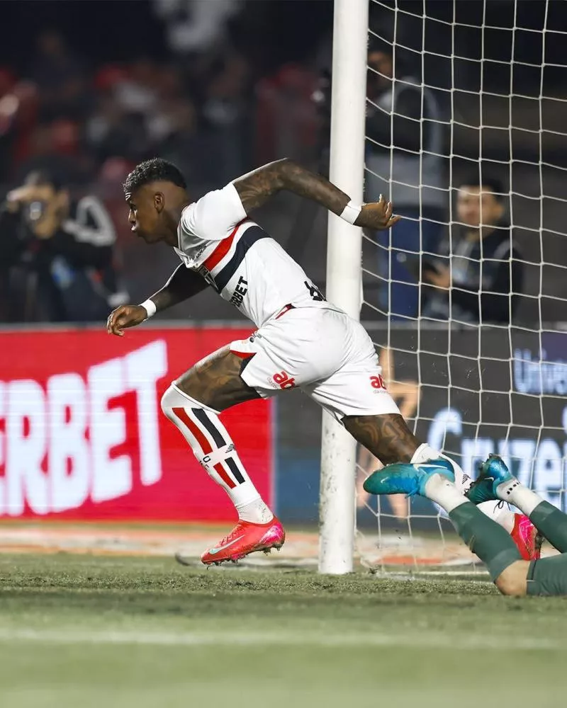 São Paulo enfim aproveita pênalti, joga Grêmio para o Z-4 e volta a vencer no Brasileirão