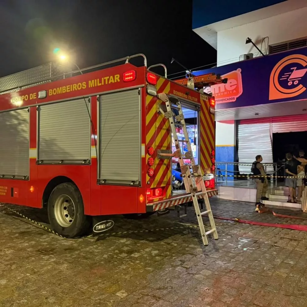 Corpo de Bombeiros age rapidamente e controla incêndio em supermercado na cidade de Pombal