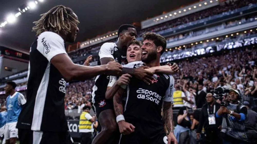 Yuri Alberto decide com gol 'chorado', Corinthians 'afunda' Santos e segue com 100% de aproveitamento contra rival em 2025