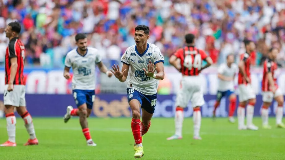 Bahia supera expulsão relâmpago, bate Vitória e entra no G-6 do Brasileirão