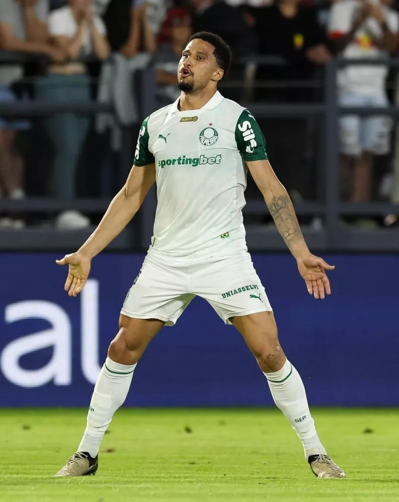 Palmeiras vence Red Bull Bragantino de virada e abre vantagem na liderança do Brasileirão