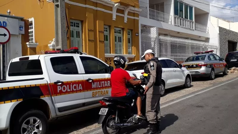 Comandante da 4ª CPtran, em Patos, afirma que intensificará fiscalizações sobre o uso de celulares e faz alerta a condutores acerca do número de acidentes envolvendo motociclistas