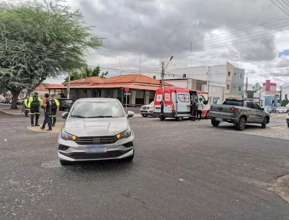 Colisão entre veículos é registrada em rotatória no Centro de Patos na manhã desta terça-feira (20)