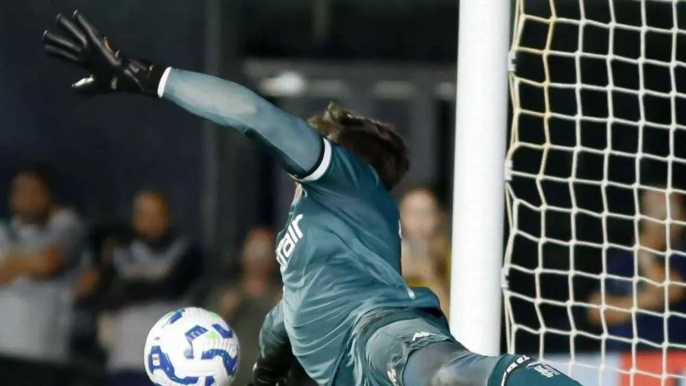 Vasco flerta com 'zebra' após sofrer gol no último minuto, mas vê Léo Jardim salvar nos pênaltis contra Operário e avança na Copa do Brasil