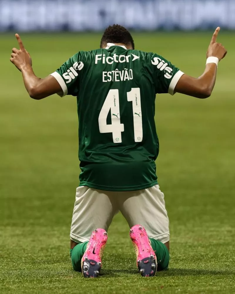 Estêvão decide com dois gols, Palmeiras vence a 7ª seguida na temporada e elimina Ceará da Copa do Brasil