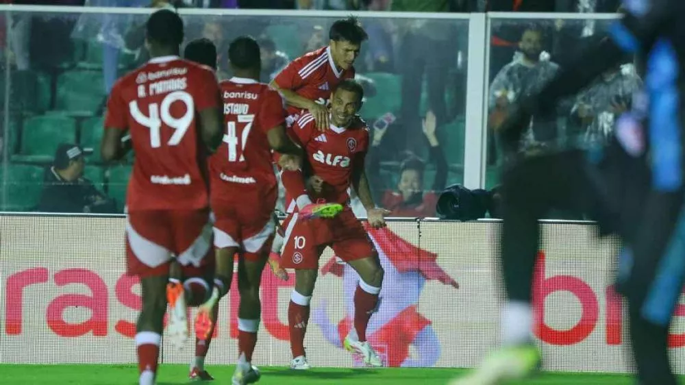Internacional perde três pênaltis, mas vence Maracanã e se classifica na Copa do Brasil