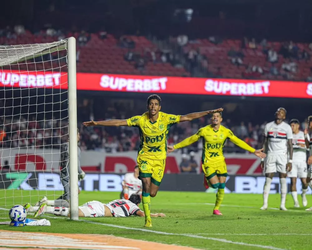 Vaiado no Morumbis, São Paulo joga mal, sofre gols de Reinaldo e ex-Flamengo e perde para o Mirassol