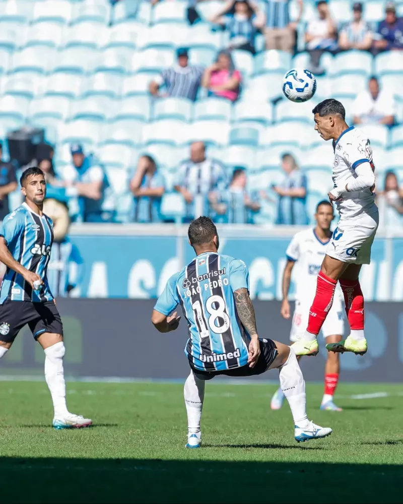 Grêmio bate Bahia com pênalti polêmico, volta a vencer no Brasileirão e sai da zona do rebaixamento