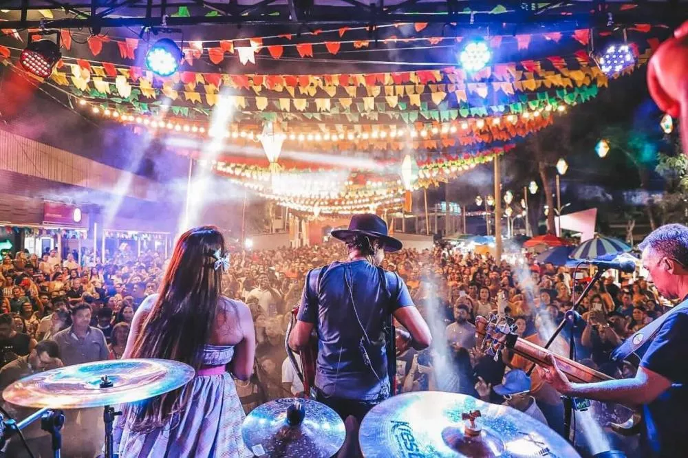 Sucesso de público, Gustavinho Sanfoneiro e Mayk Diau marcam a abertura do 'Esquenta São João' no Terreirinho do Forró, em Patos