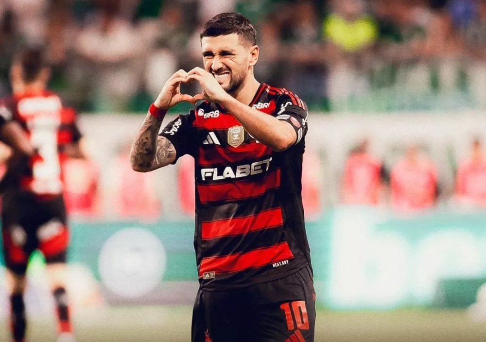 Arrascaeta volta a ser carrasco, Flamengo vence Palmeiras e encosta na liderança do Brasileirão