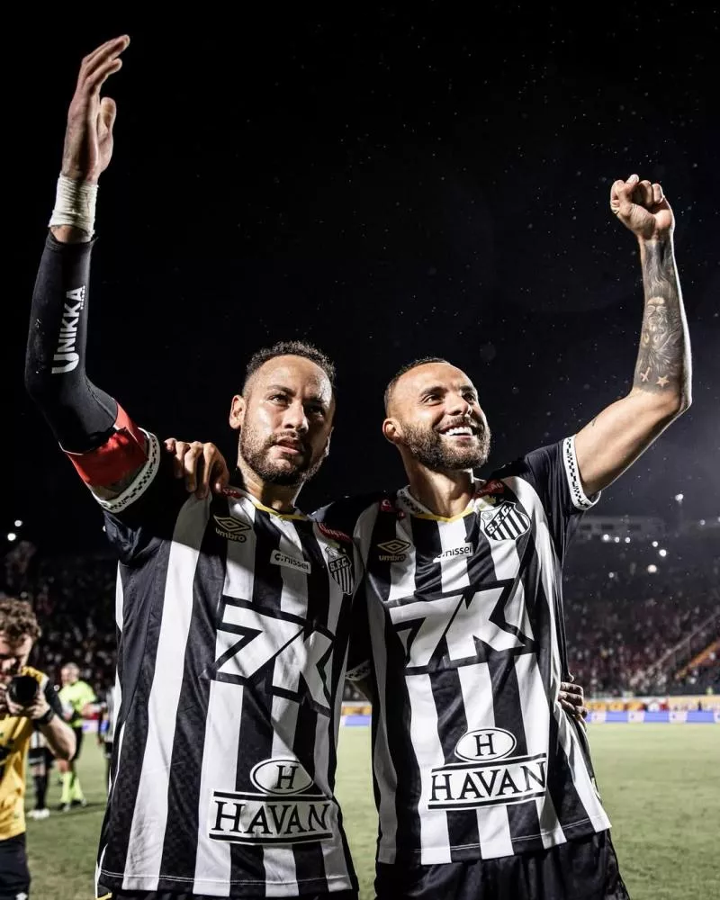 Na volta de Neymar ao Brasileirão, Santos encerra seca e bate o Vitória fora de casa