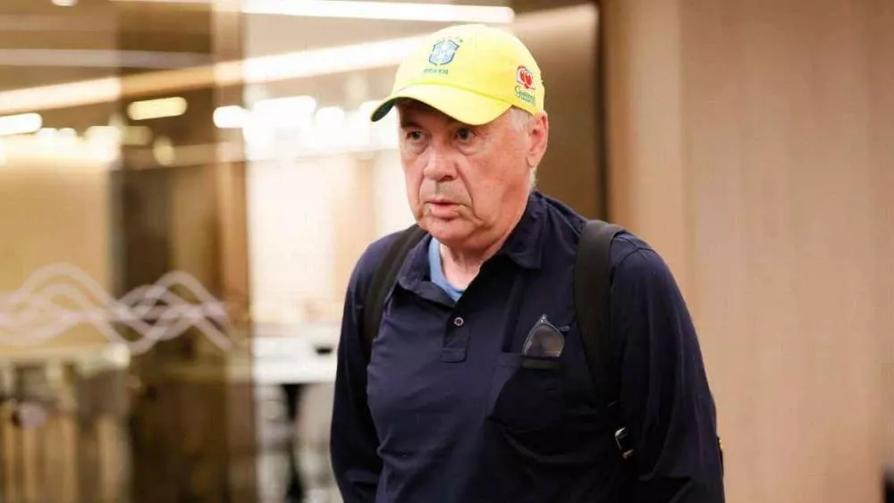 Ancelotti chega ao Brasil com boné da seleção, conhece presidente da CBF e recebe festa em porta de hotel