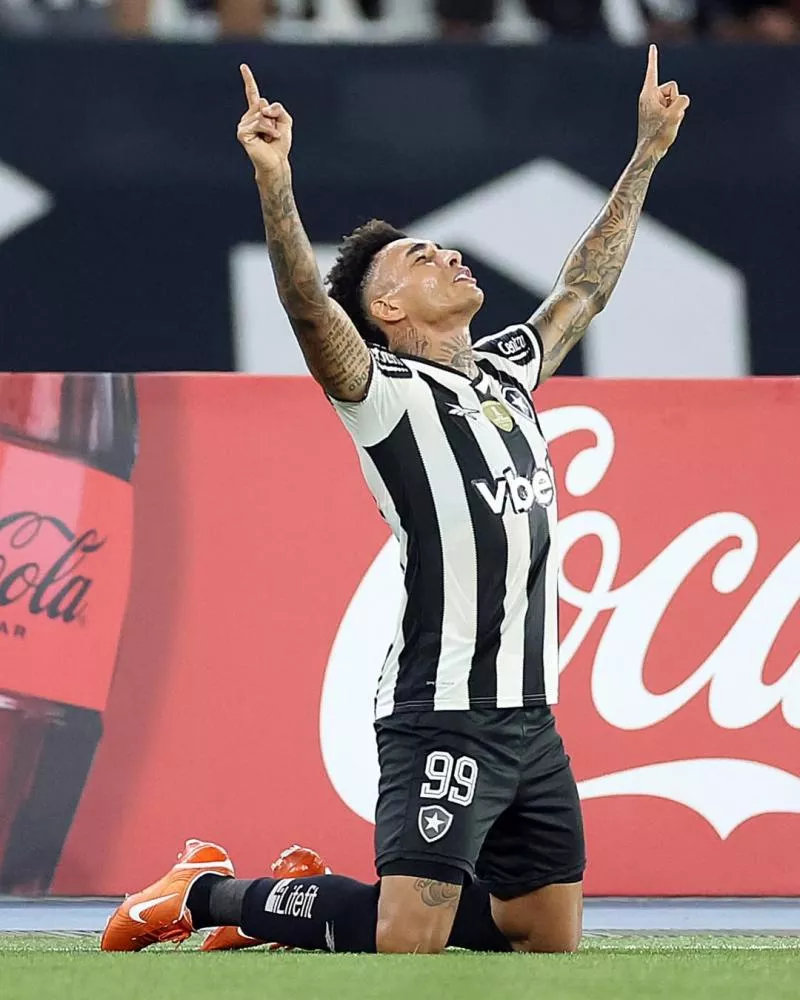 Botafogo supera expulsão no 1º tempo, vence Universidad de Chile e se classifica na Libertadores