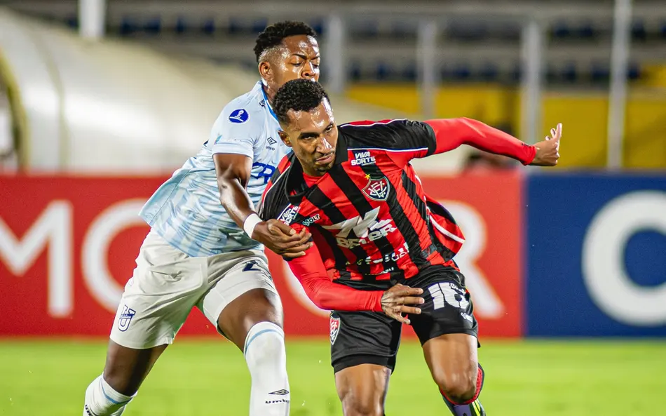 Vitória sofre gol contra bizarro e deixa classificação na Sul-Americana escapar