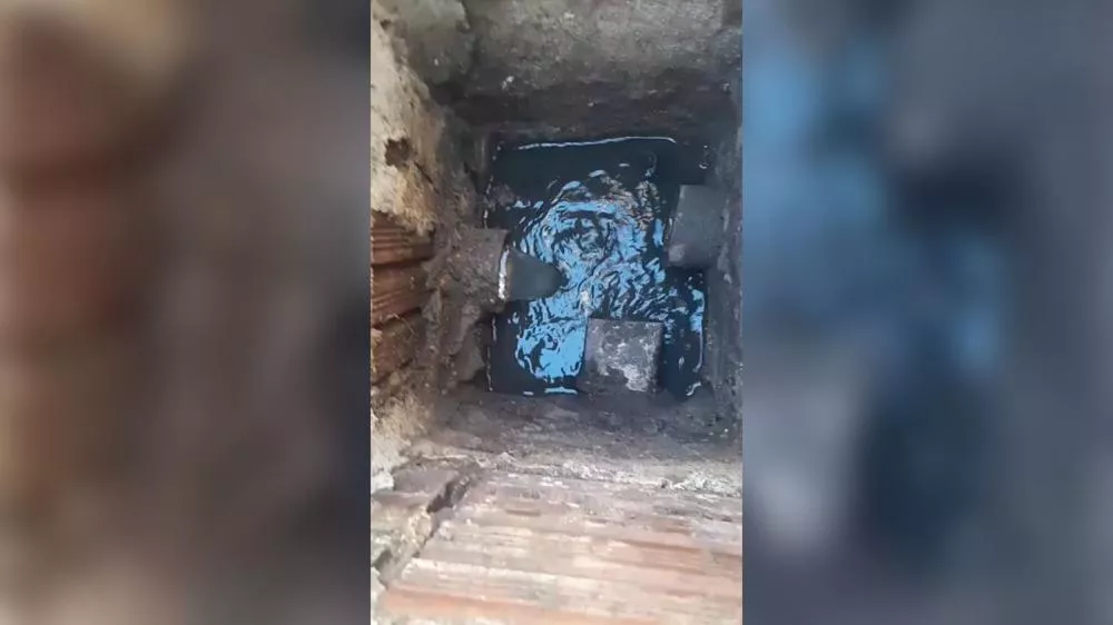 Morador denuncia galeria entupida no Bairro Jatobá, em Patos: “A água está voltando pra dentro da minha casa”