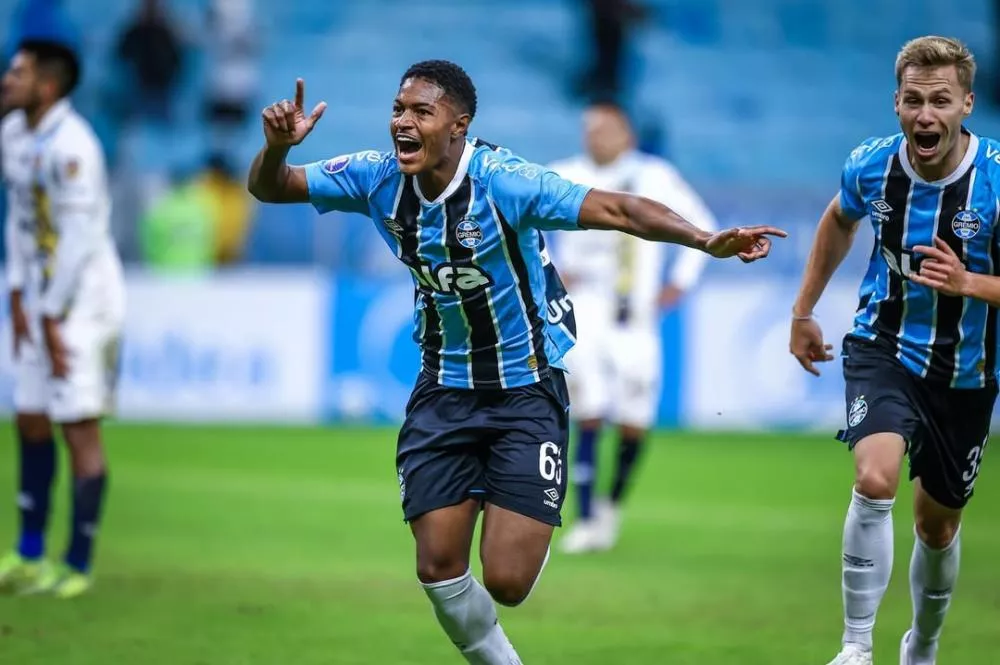 Grêmio vence o Luqueño no sufoco, mas combinação não ajuda e joga gaúchos para playoffs da Sul-Americana