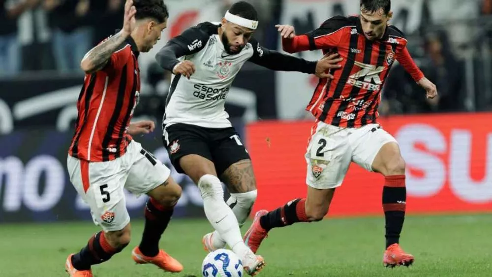 Corinthians e Vitória empatam, e Ancelotti vê primeiro 0 a 0 in loco no Brasil