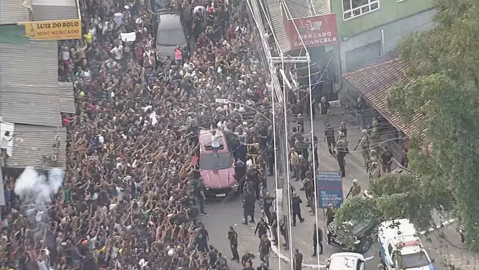 MC Poze é solto após cinco dias preso; espera teve multidão, confusão e spray de pimenta