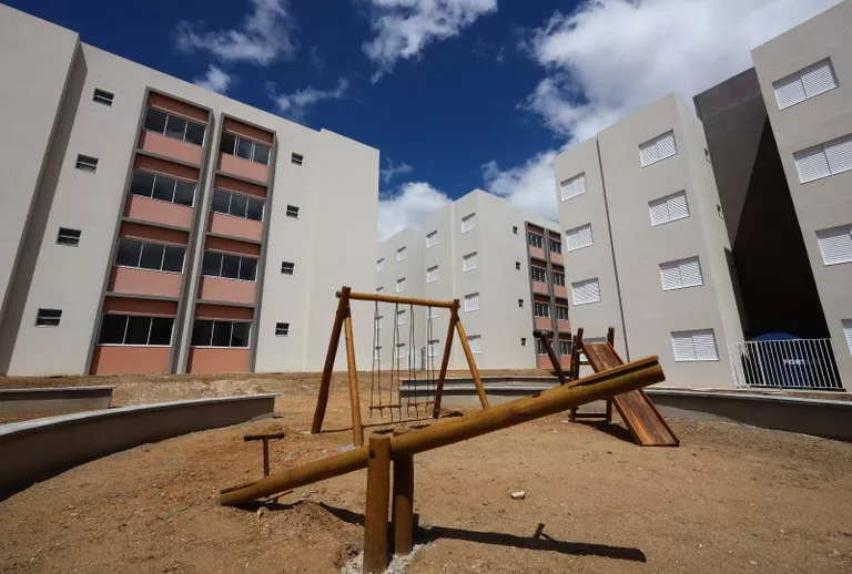 Moradores denunciam abandono e escuridão em praças dos Conjuntos São Judas Tadeu I e II, em Patos