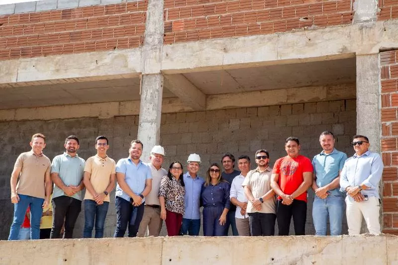 Prefeito, vereadores e secretários visitam obras do Complexo de Saúde Segundo Brito